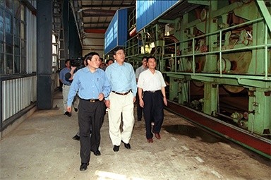 2000年9月19日，时任浙江省委书记张德江一行视察公司