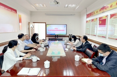平湖市政协主席何健莅临918.com纸业全资子公司平湖景包调研走访