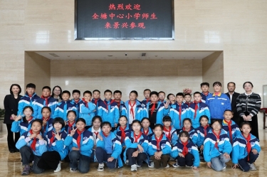 探秘“一张纸”的观光：全塘中心幼学学子走进918.com纸业，点燃科学妄想